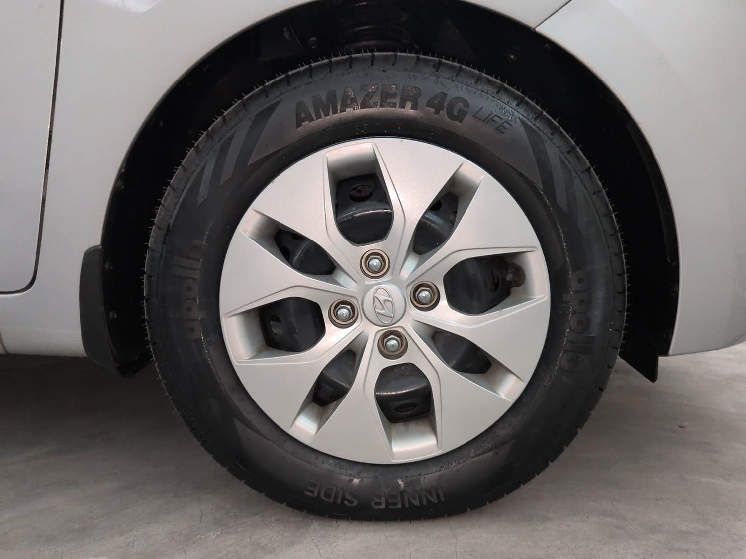 Used 2019 Hyundai Xcent S Petrol Manual tyres RIGHT FRONT TYRE RIM VIEW