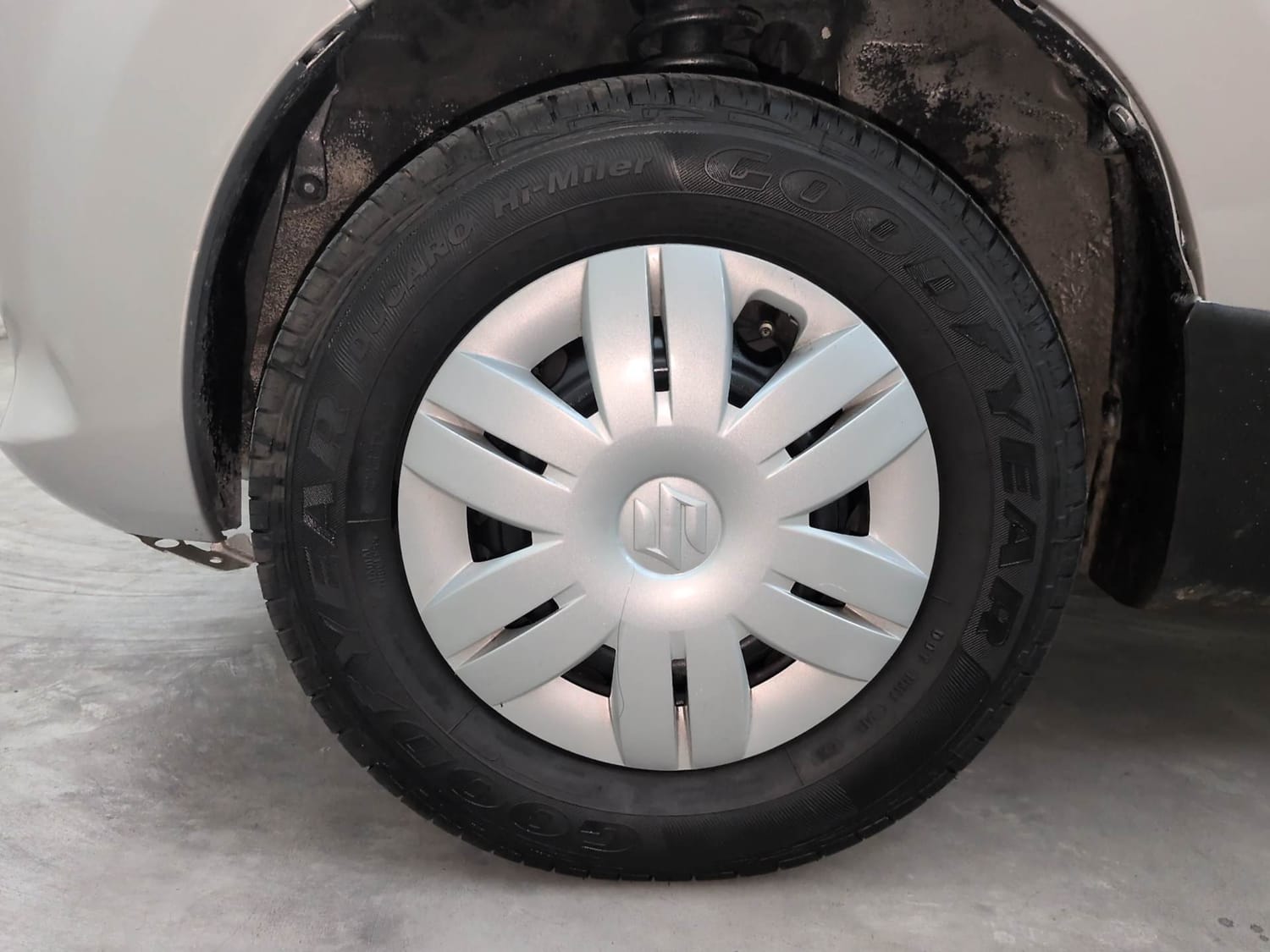 Used 2014 Maruti Suzuki Alto 800 Lxi Petrol Manual tyres LEFT FRONT TYRE RIM VIEW