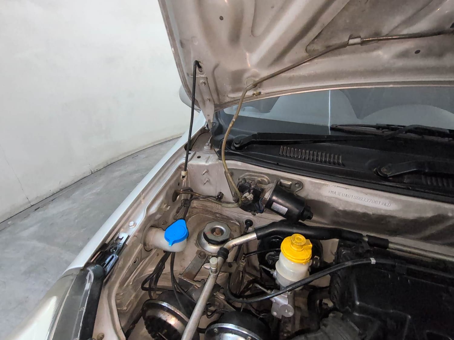Used 2014 Maruti Suzuki Alto 800 Lxi Petrol Manual engine ENGINE RIGHT SIDE HINGE & APRON VIEW