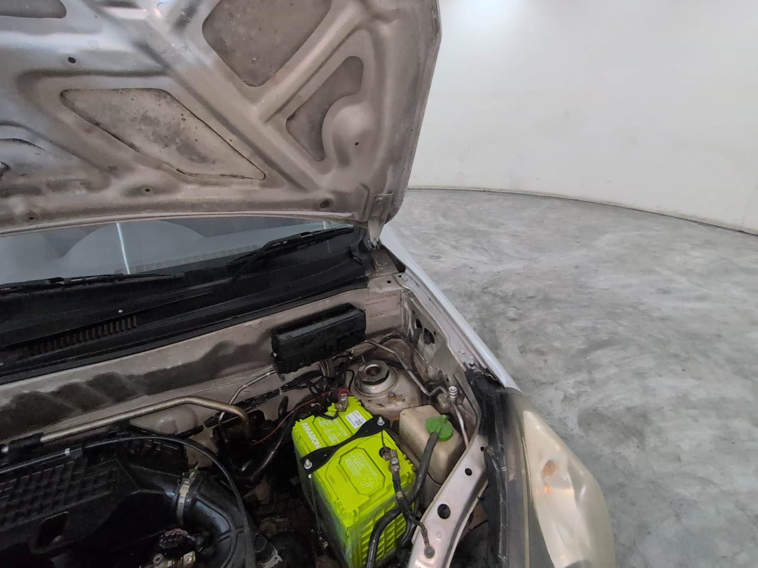 Used 2014 Maruti Suzuki Alto 800 Lxi Petrol Manual engine ENGINE LEFT SIDE HINGE & APRON VIEW