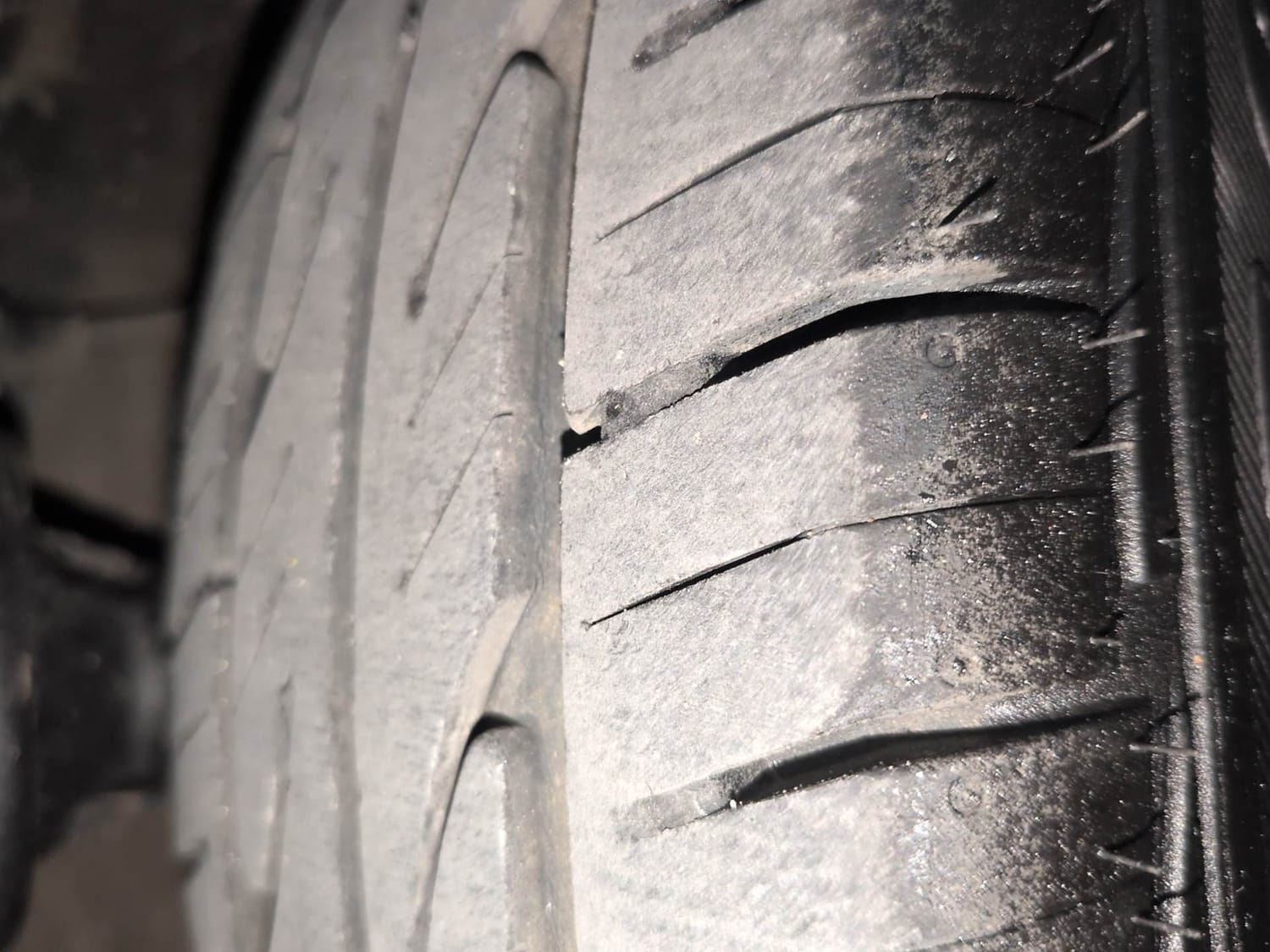 Used 2014 Maruti Suzuki Alto 800 Lxi Petrol Manual tyres LEFT FRONT TYRE TREAD VIEW