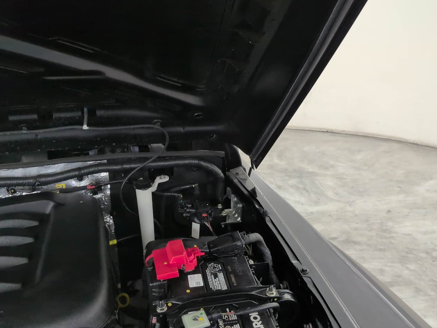 Used 2025 Mahindra Thar Roxx MX3 Diesel MT 2WD Diesel Manual engine ENGINE LEFT SIDE HINGE & APRON VIEW