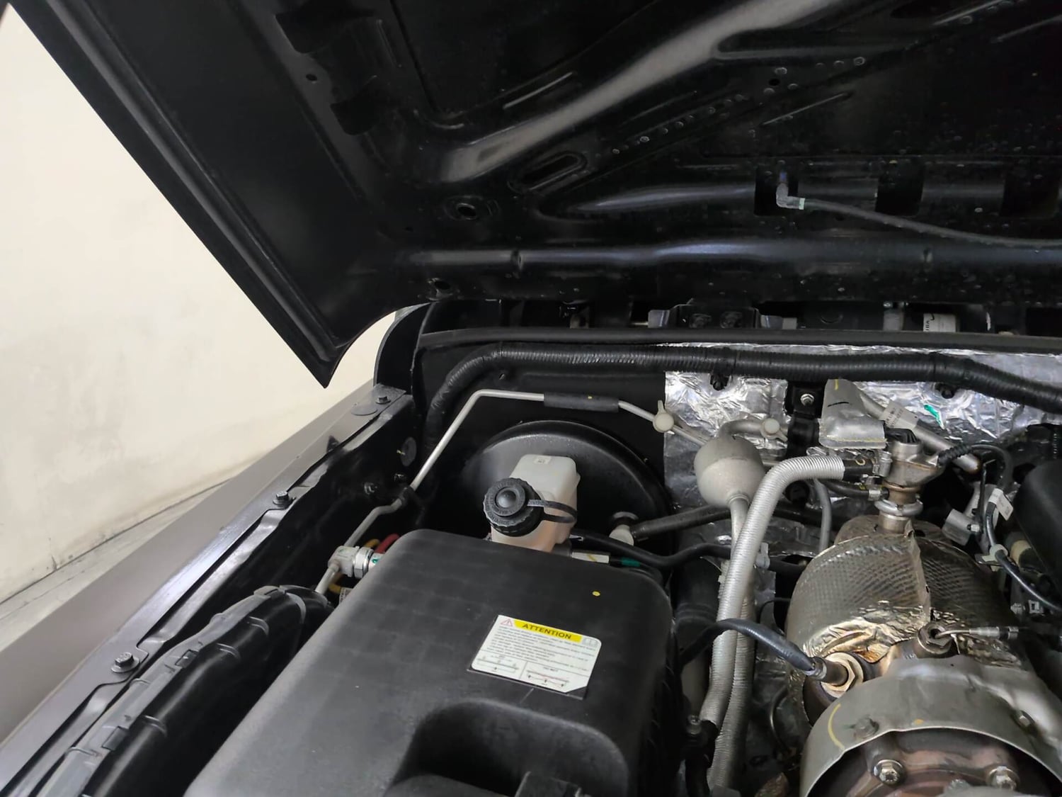 Used 2025 Mahindra Thar Roxx MX3 Diesel MT 2WD Diesel Manual engine ENGINE RIGHT SIDE HINGE & APRON VIEW