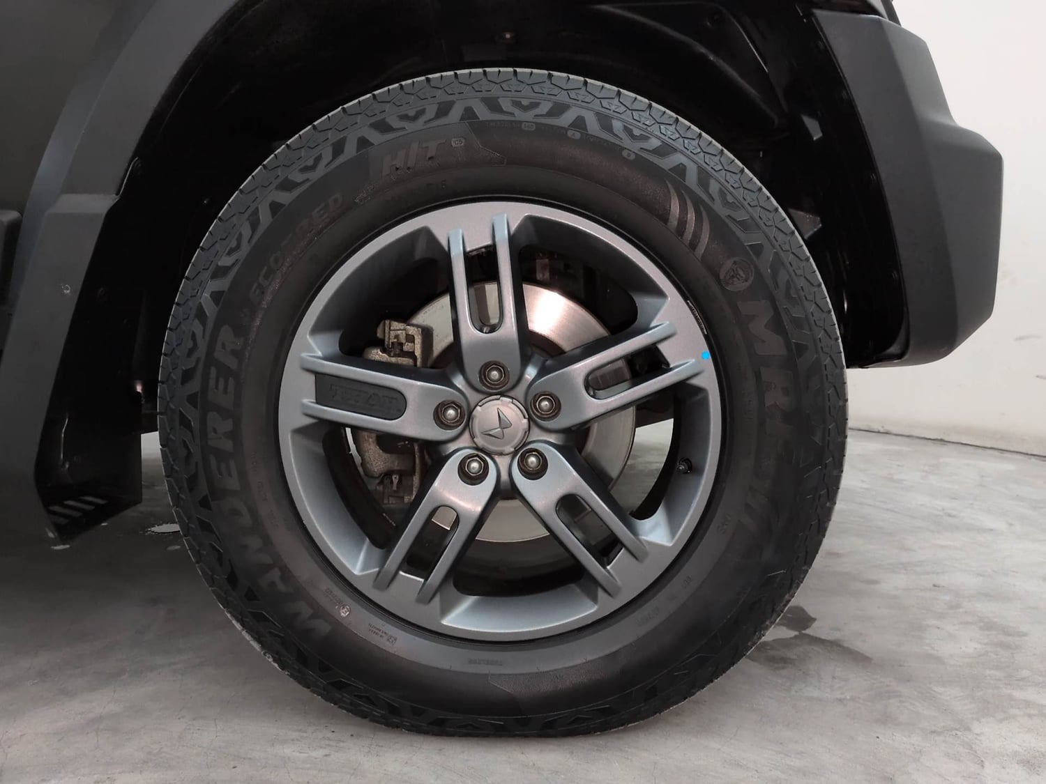 Used 2025 Mahindra Thar Roxx MX3 Diesel MT 2WD Diesel Manual tyres RIGHT FRONT TYRE RIM VIEW