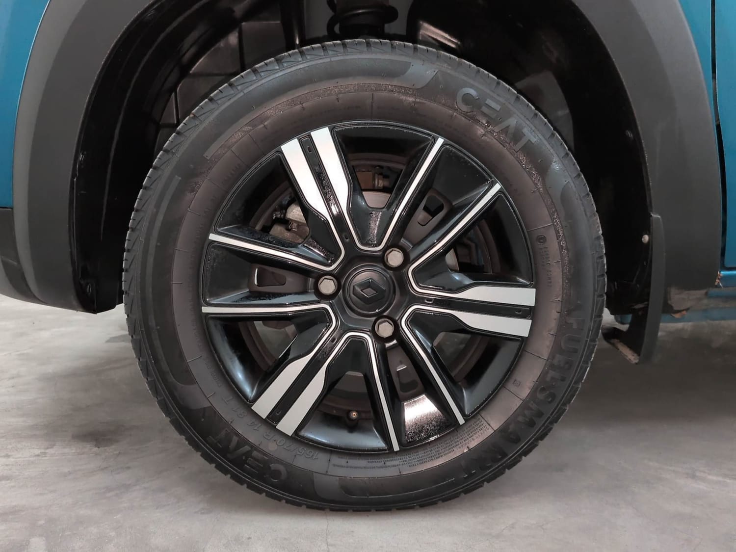 Used 2024 Renault Kwid CLIMBER 1.0 AMT Petrol Automatic tyres LEFT FRONT TYRE RIM VIEW