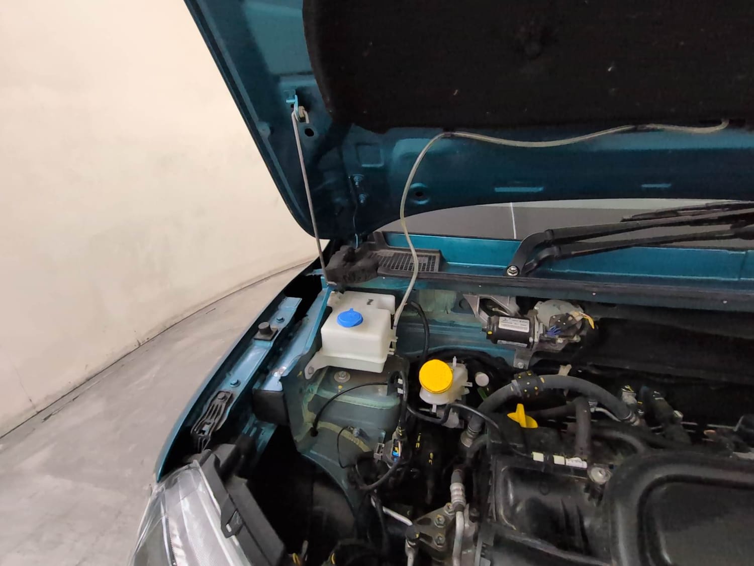 Used 2024 Renault Kwid CLIMBER 1.0 AMT Petrol Automatic engine ENGINE RIGHT SIDE HINGE & APRON VIEW