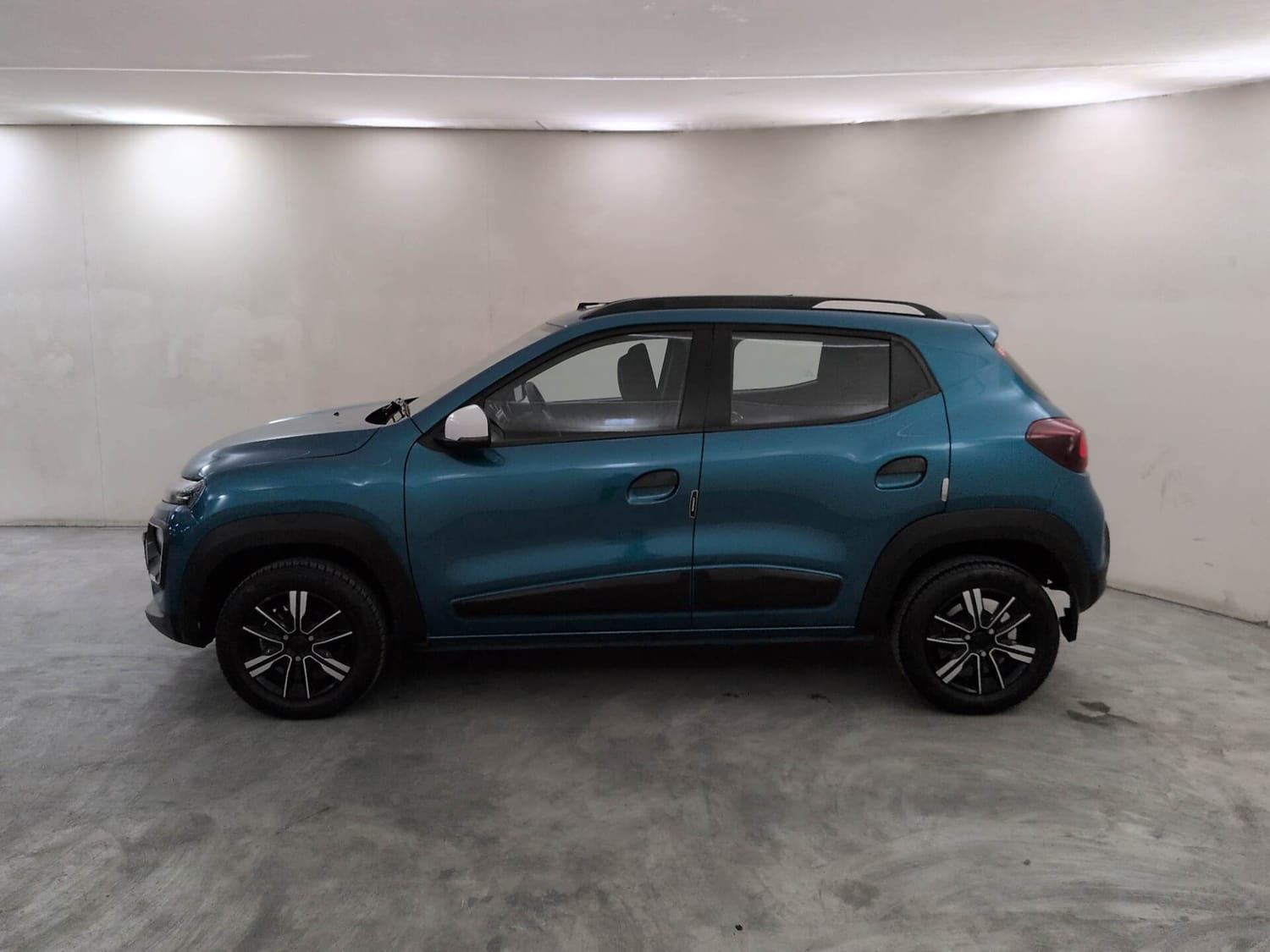 Used 2024 Renault Kwid CLIMBER 1.0 AMT Petrol Automatic exterior LEFT SIDE VIEW