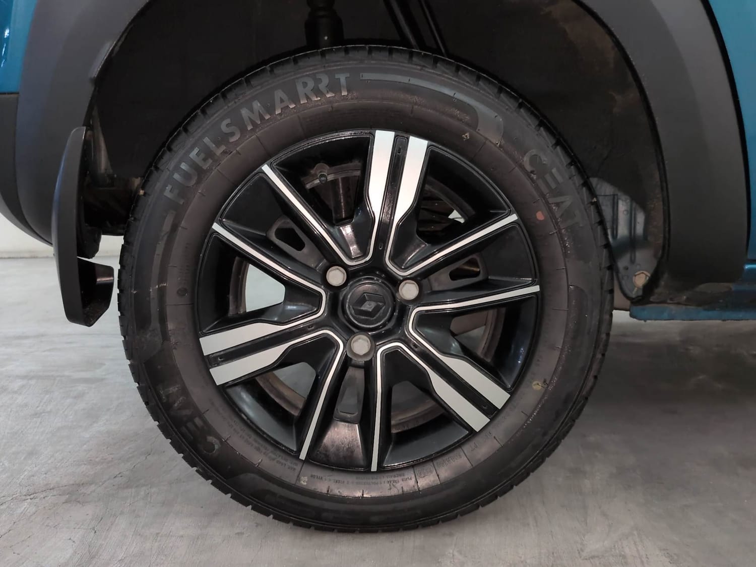 Used 2024 Renault Kwid CLIMBER 1.0 AMT Petrol Automatic tyres RIGHT REAR TYRE RIM VIEW