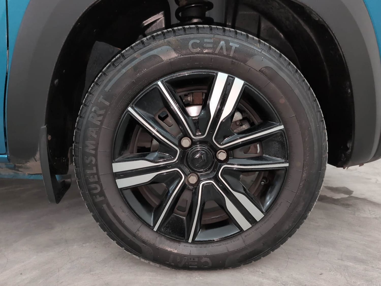 Used 2024 Renault Kwid CLIMBER 1.0 AMT Petrol Automatic tyres RIGHT FRONT TYRE RIM VIEW