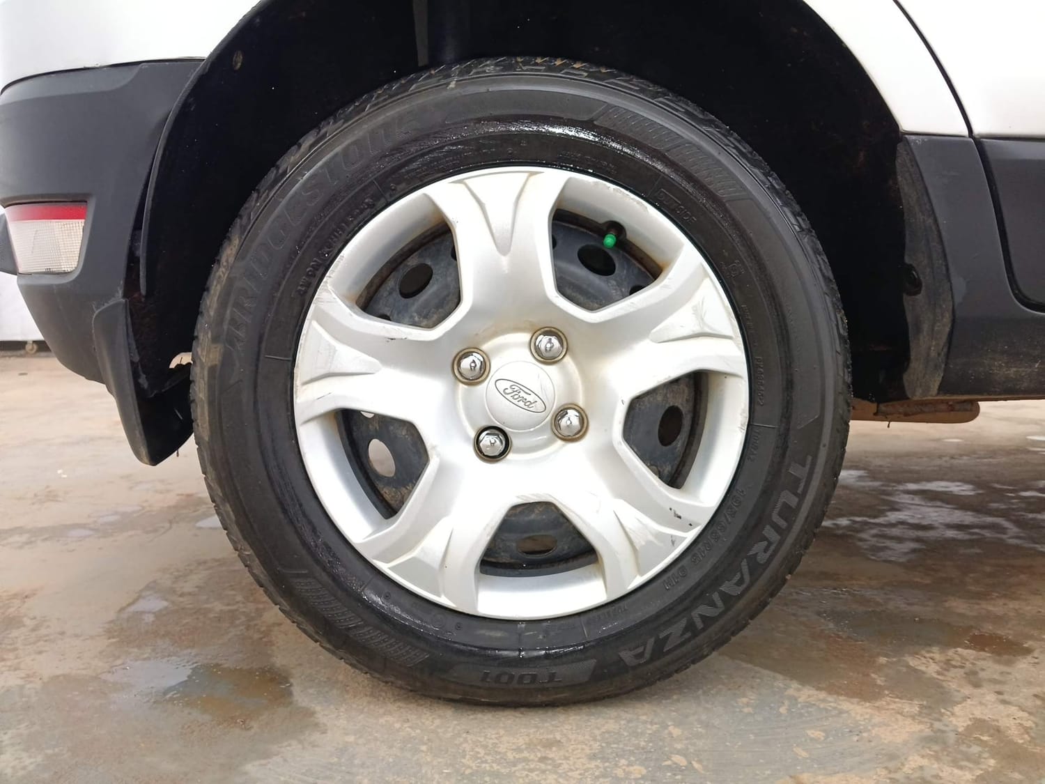 Used 2016 Ford EcoSport Trend 1.5L TDCi Diesel Manual tyres RIGHT REAR TYRE RIM VIEW