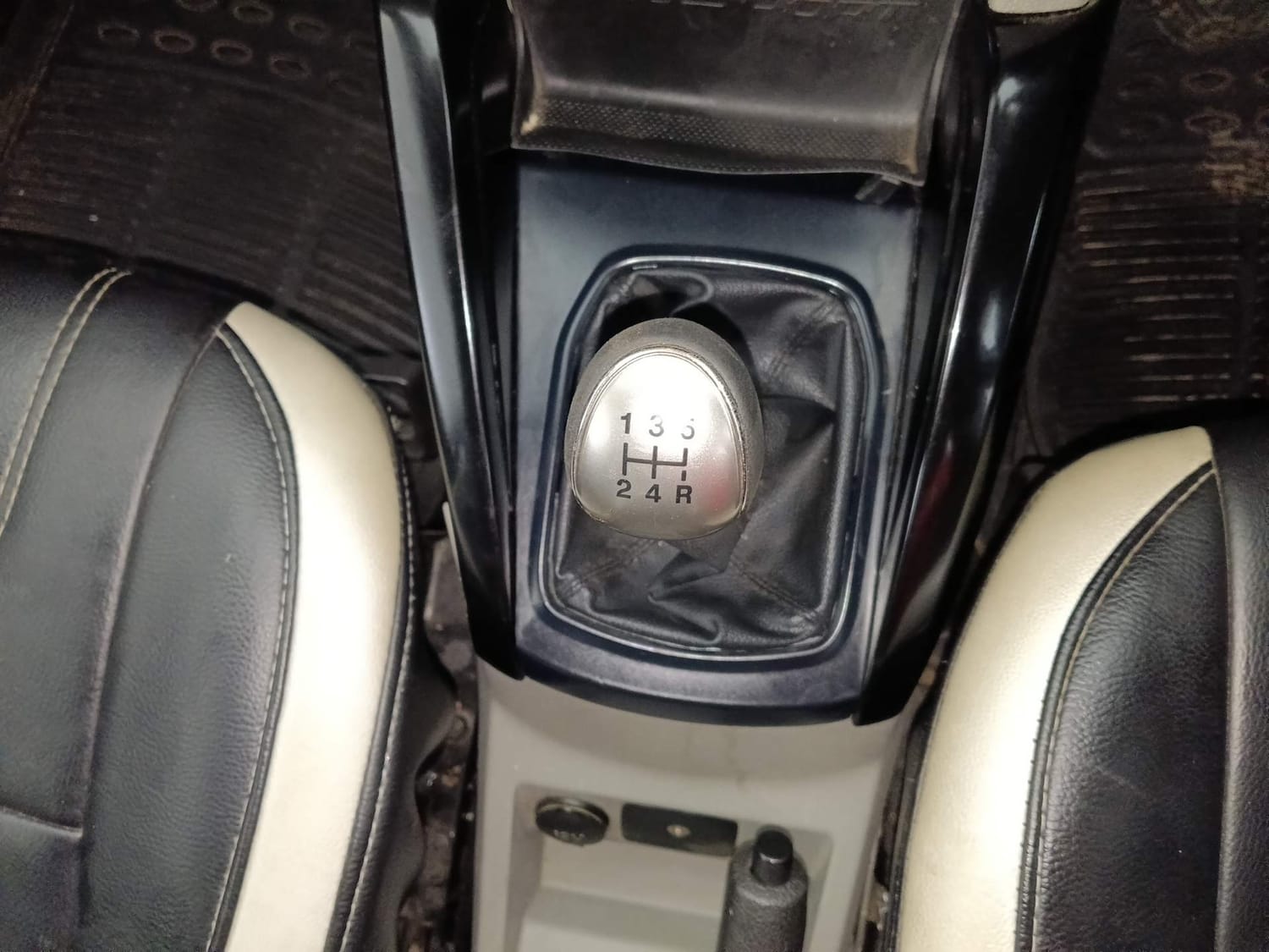 Used 2016 Ford EcoSport Trend 1.5L TDCi Diesel Manual interior GEAR  KNOB VIEW