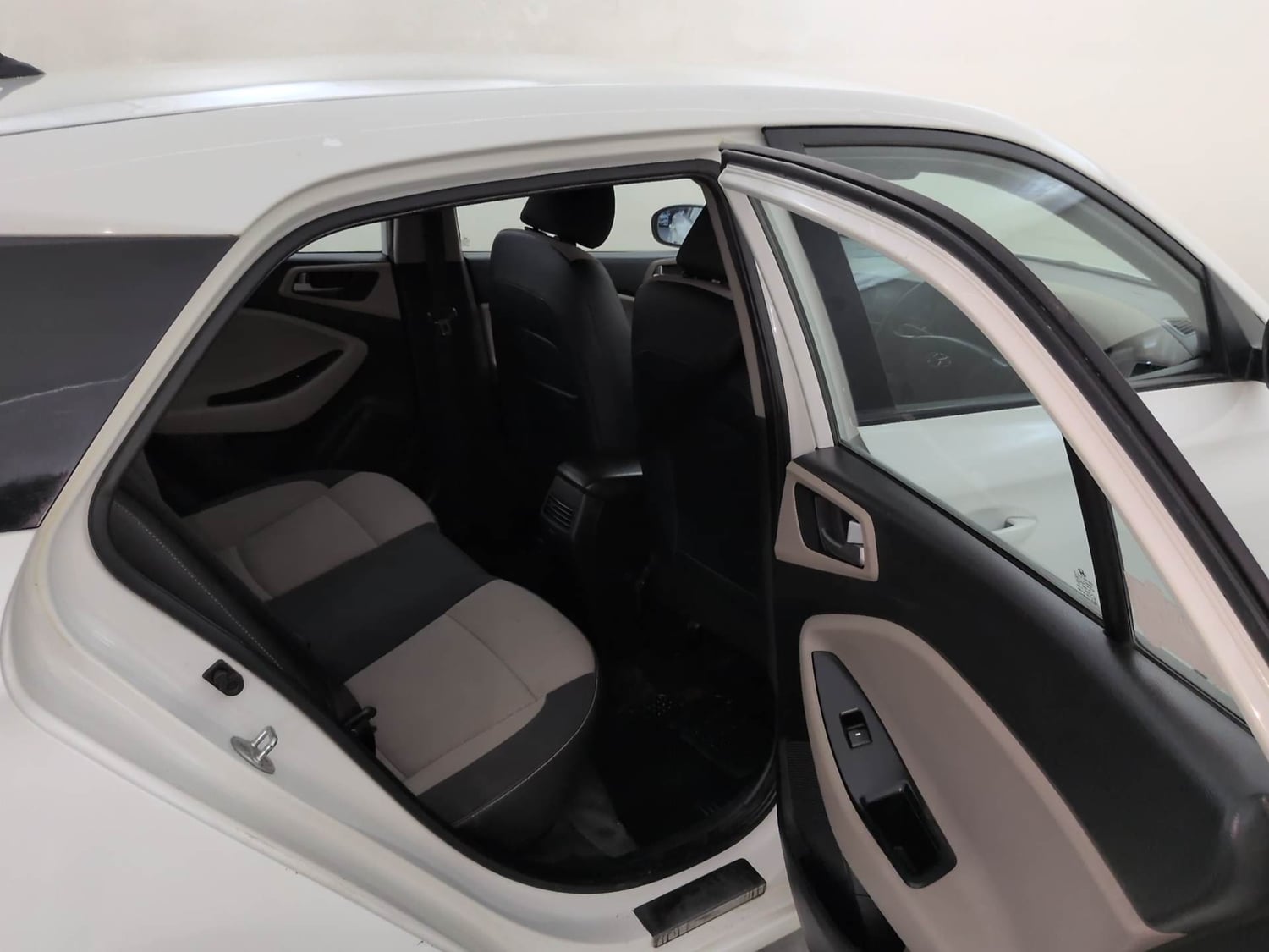 Used 2016 Hyundai Elite i20 Sportz 1.2 Petrol Manual interior RIGHT SIDE REAR DOOR CABIN VIEW