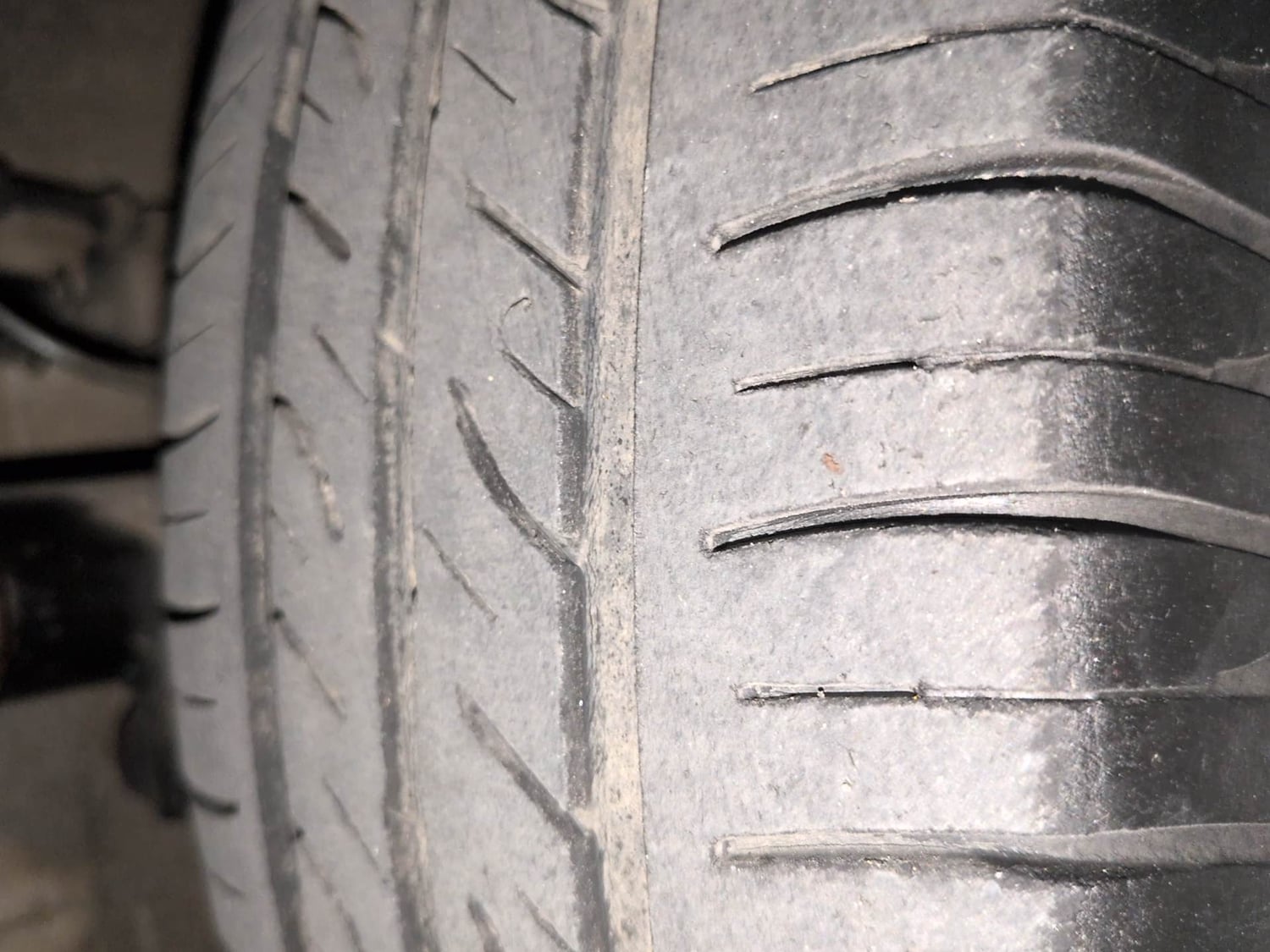 Used 2016 Hyundai Elite i20 Sportz 1.2 Petrol Manual tyres LEFT FRONT TYRE TREAD VIEW