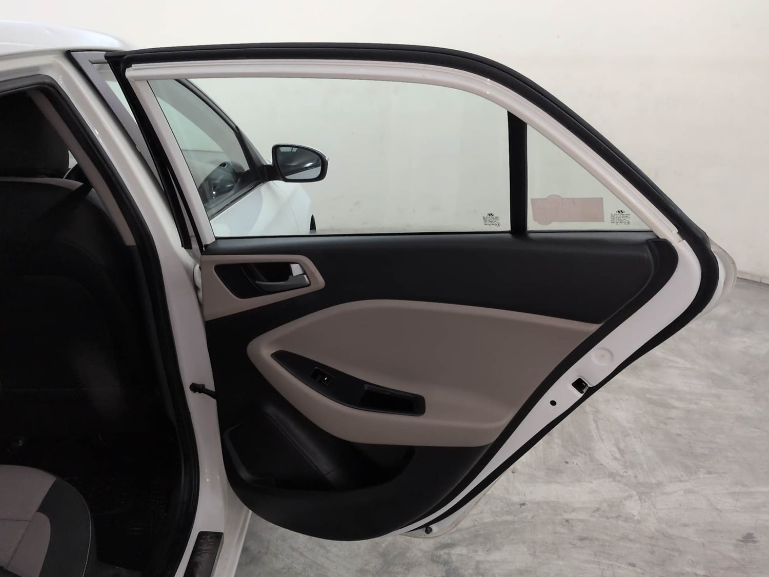 Used 2016 Hyundai Elite i20 Sportz 1.2 Petrol Manual interior RIGHT REAR DOOR OPEN VIEW