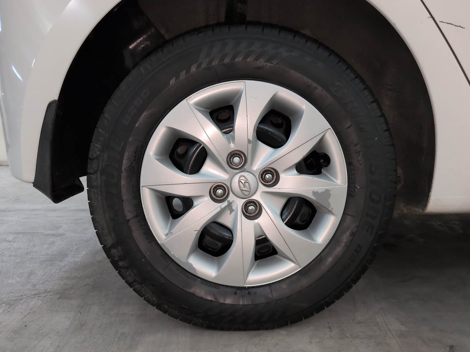 Used 2016 Hyundai Elite i20 Sportz 1.2 Petrol Manual tyres RIGHT REAR TYRE RIM VIEW