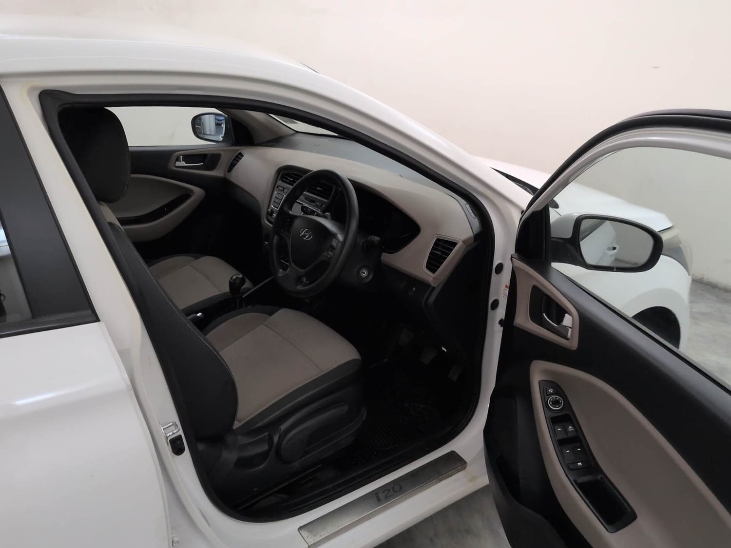 Used 2016 Hyundai Elite i20 Sportz 1.2 Petrol Manual interior RIGHT SIDE FRONT DOOR CABIN VIEW