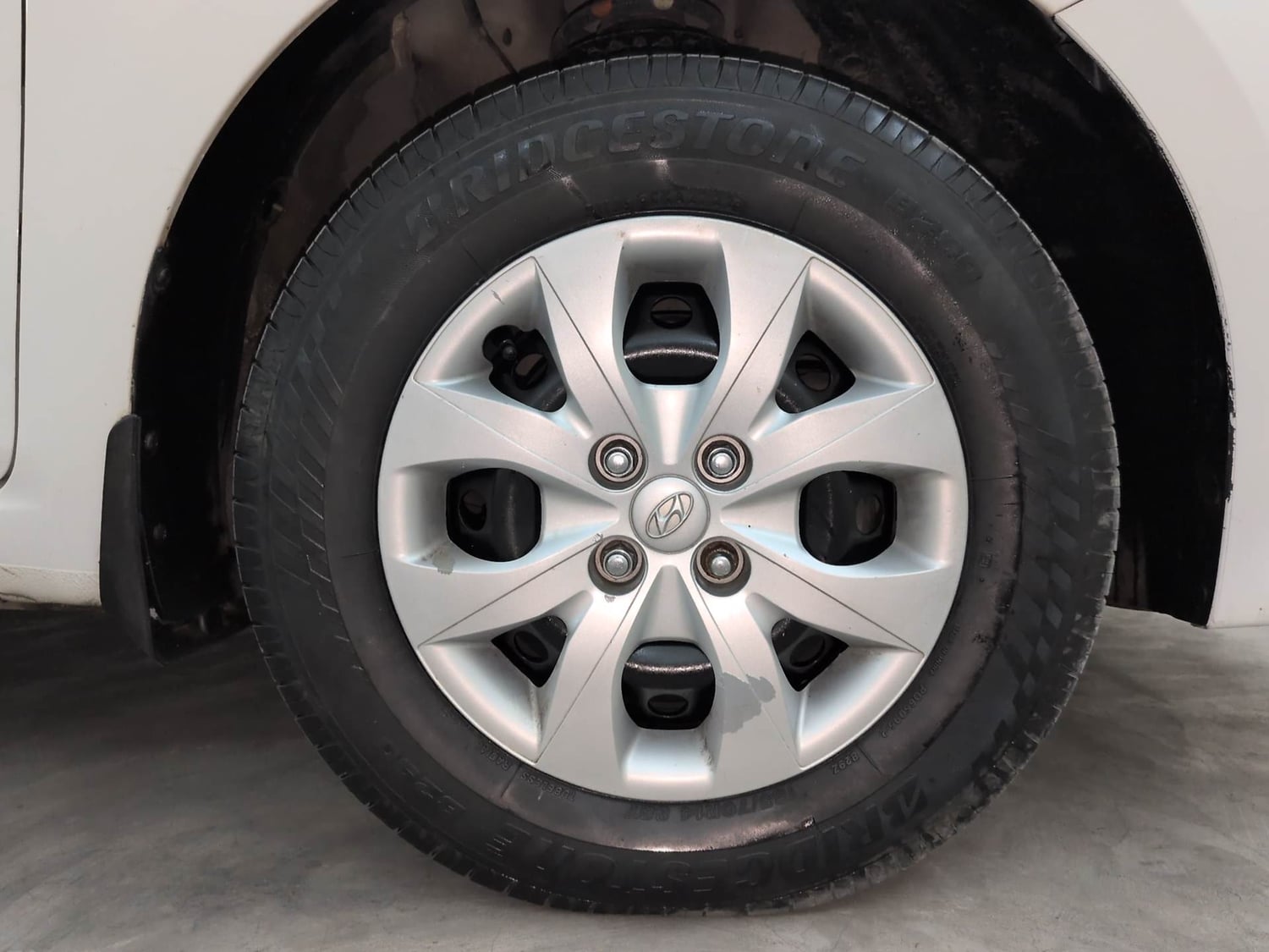 Used 2016 Hyundai Elite i20 Sportz 1.2 Petrol Manual tyres RIGHT FRONT TYRE RIM VIEW