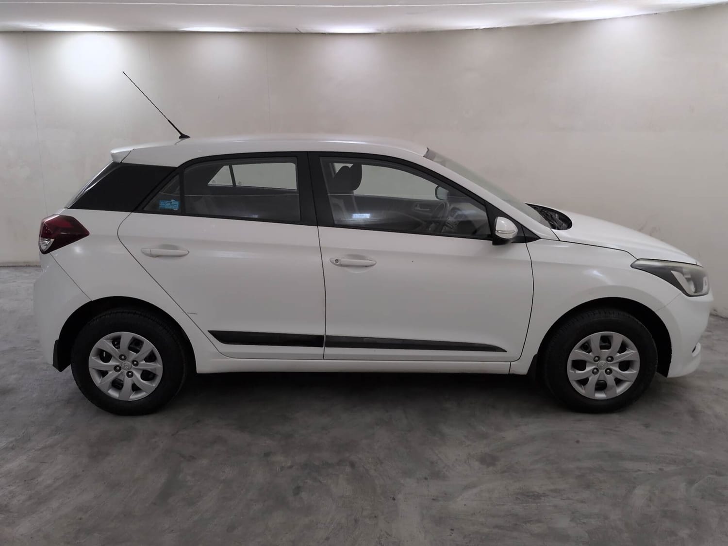 Used 2016 Hyundai Elite i20 Sportz 1.2 Petrol Manual exterior RIGHT SIDE VIEW