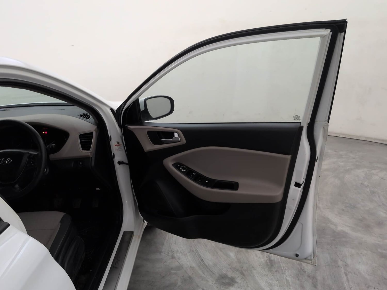 Used 2016 Hyundai Elite i20 Sportz 1.2 Petrol Manual interior RIGHT FRONT DOOR OPEN VIEW