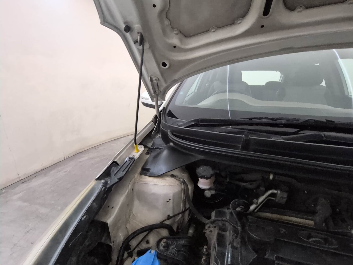 Used 2016 Hyundai Elite i20 Sportz 1.2 Petrol Manual engine ENGINE RIGHT SIDE HINGE & APRON VIEW