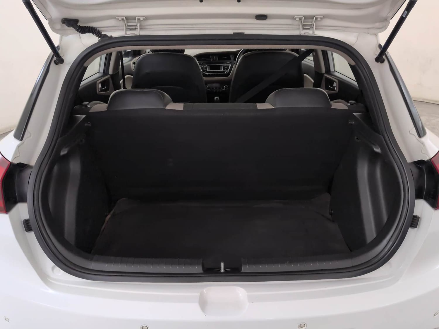 Used 2016 Hyundai Elite i20 Sportz 1.2 Petrol Manual interior DICKY INSIDE VIEW