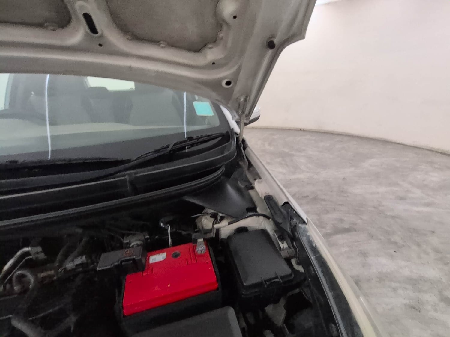 Used 2016 Hyundai Elite i20 Sportz 1.2 Petrol Manual engine ENGINE LEFT SIDE HINGE & APRON VIEW