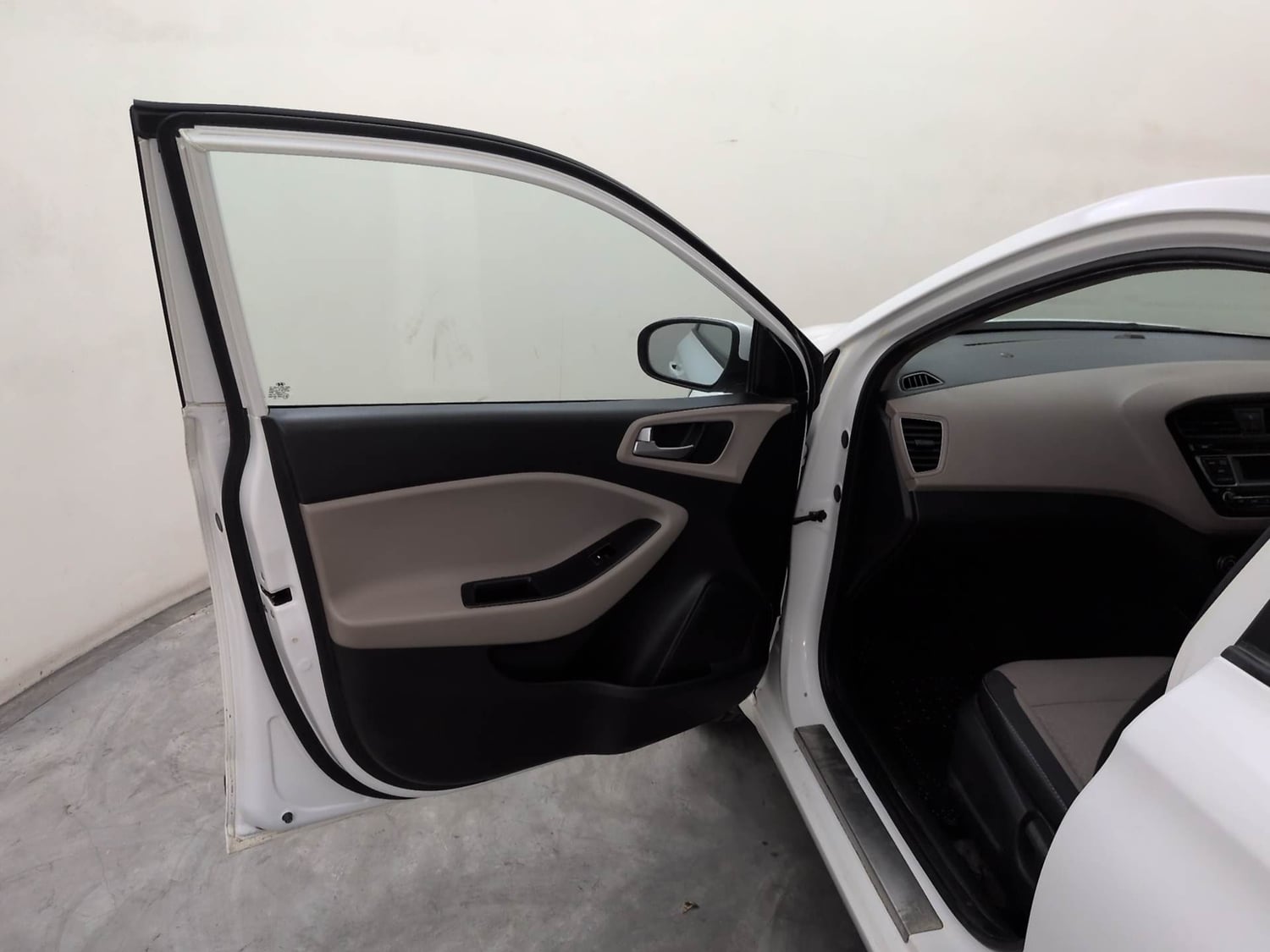 Used 2016 Hyundai Elite i20 Sportz 1.2 Petrol Manual interior LEFT FRONT DOOR OPEN VIEW