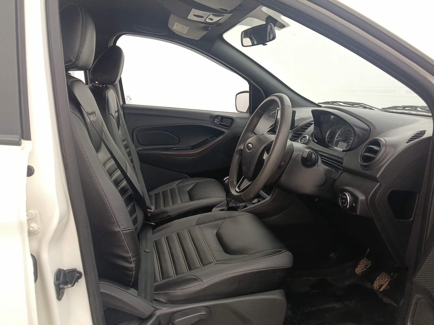 Used 2021 Ford Freestyle Titanium 1.2 Ti-VCT Petrol Manual interior RIGHT SIDE FRONT DOOR CABIN VIEW