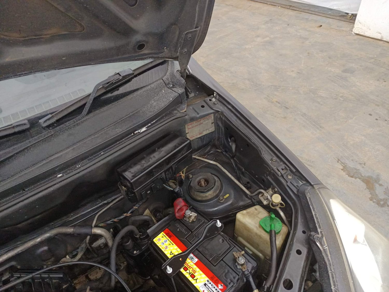 Used 2016 Maruti Suzuki Alto 800 Lxi Petrol Manual engine ENGINE LEFT SIDE HINGE & APRON VIEW