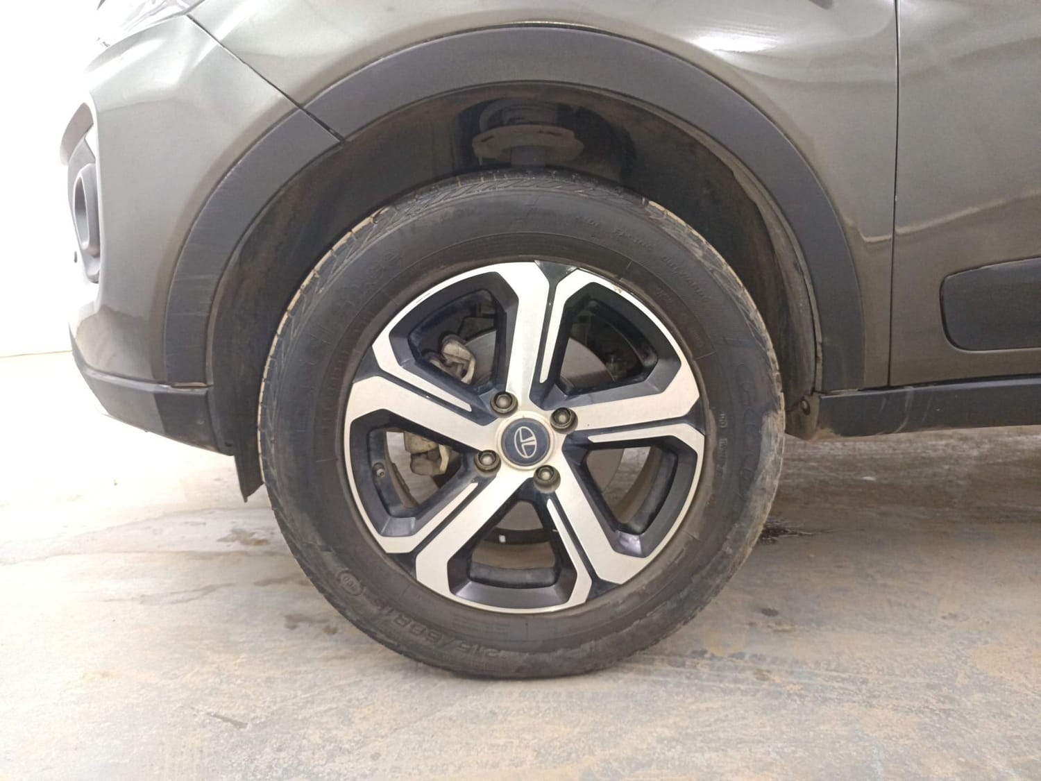 Used 2021 Tata Nexon XZ Plus Petrol Manual tyres LEFT FRONT TYRE RIM VIEW