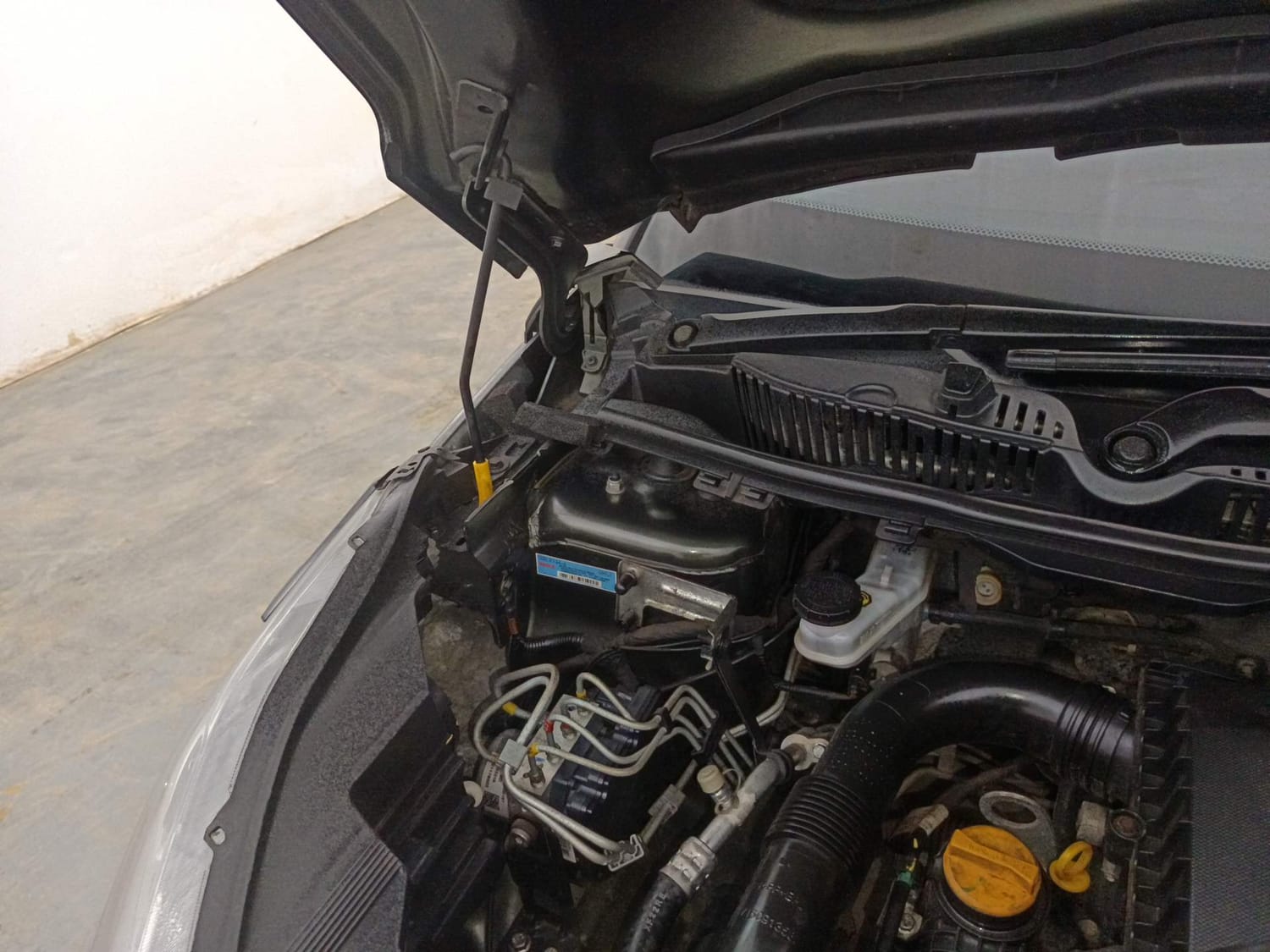 Used 2021 Tata Nexon XZ Plus Petrol Manual engine ENGINE RIGHT SIDE HINGE & APRON VIEW
