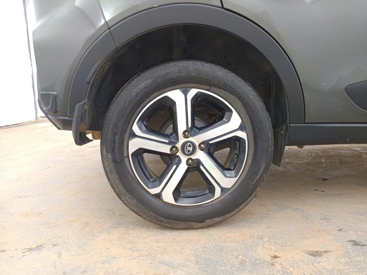 Used 2021 Tata Nexon XZ Plus Petrol Manual tyres RIGHT REAR TYRE RIM VIEW