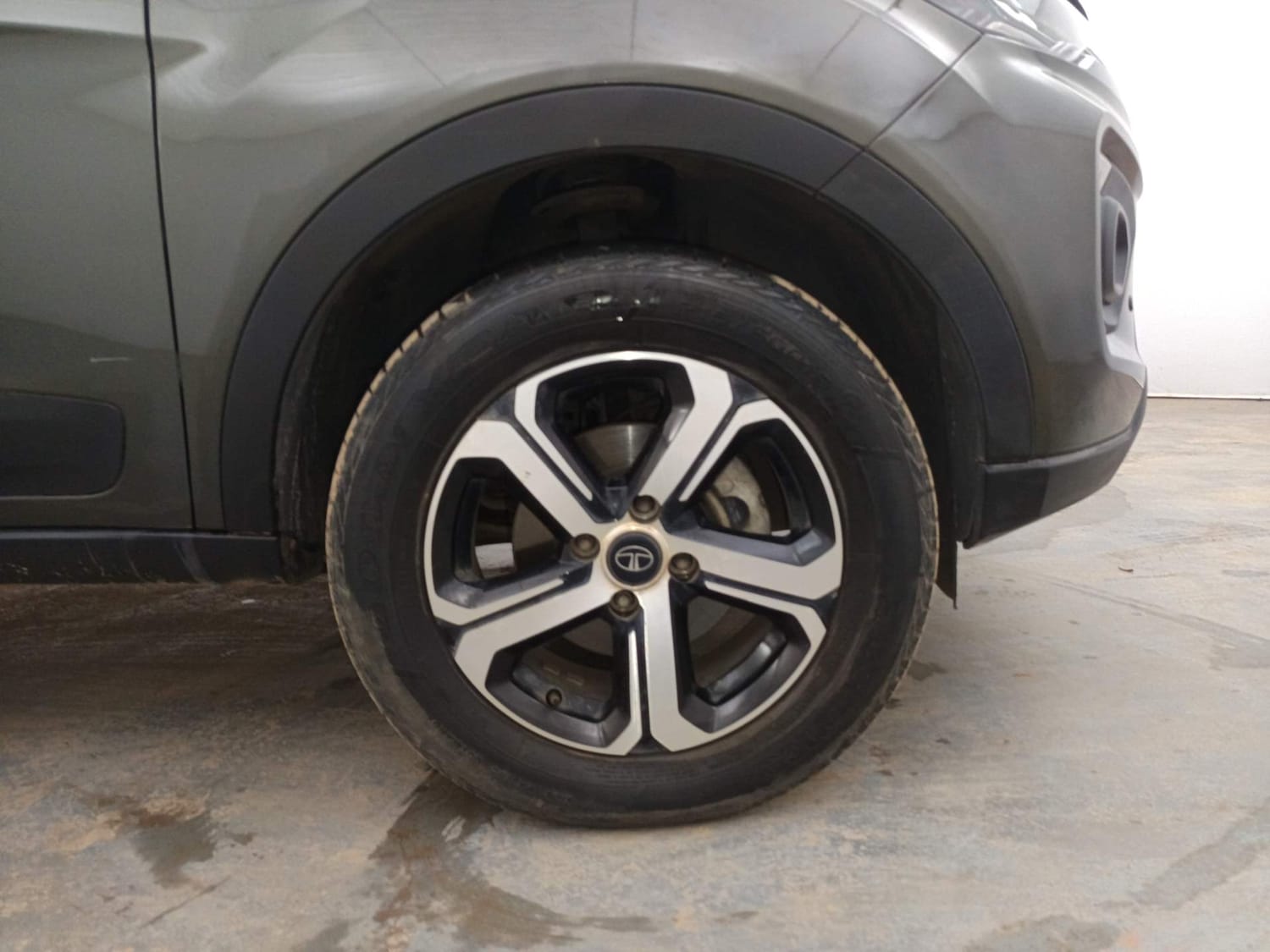 Used 2021 Tata Nexon XZ Plus Petrol Manual tyres RIGHT FRONT TYRE RIM VIEW