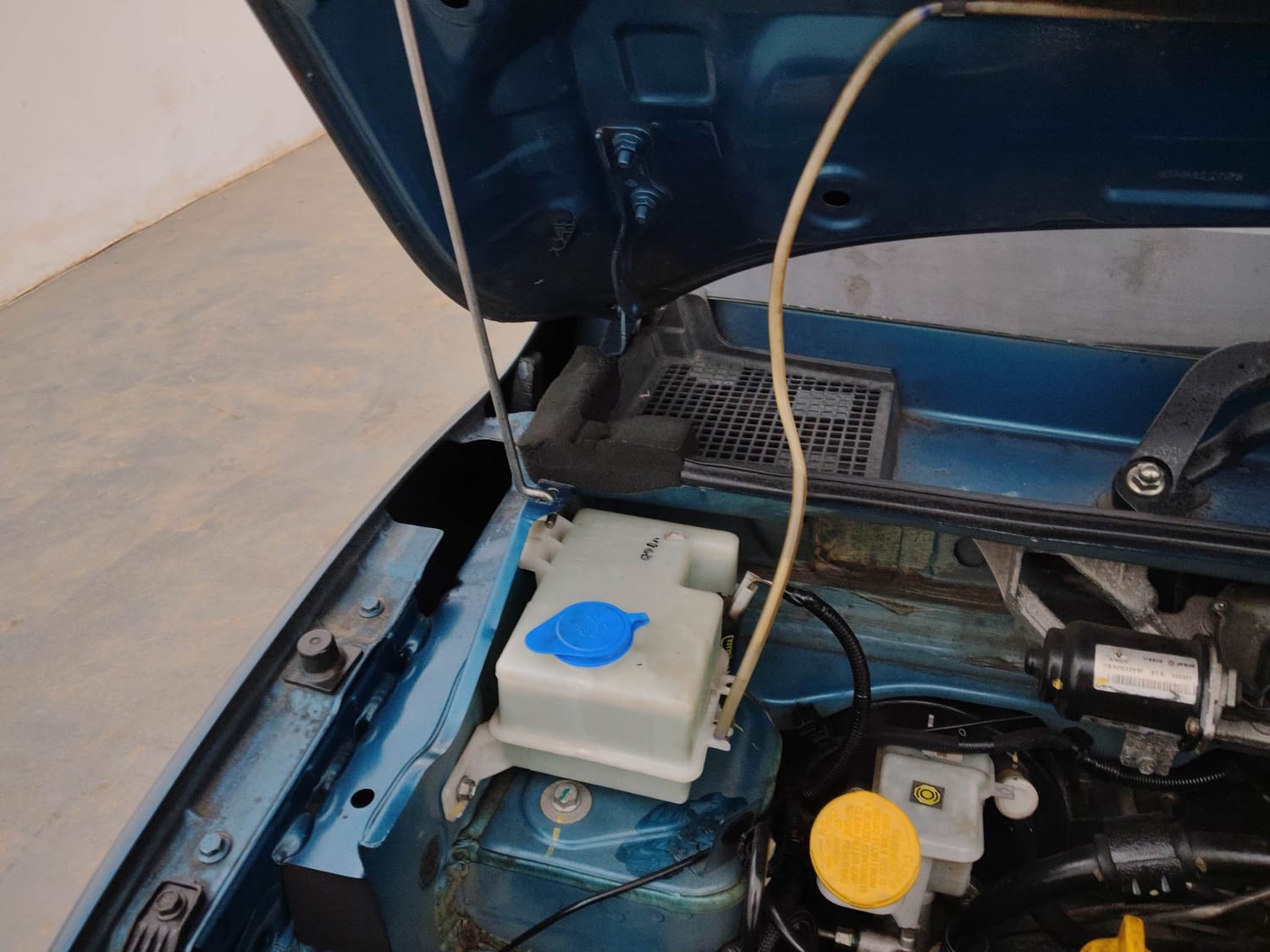 Used 2022 Renault Kwid CLIMBER 1.0 Opt Petrol Manual engine ENGINE RIGHT SIDE HINGE & APRON VIEW