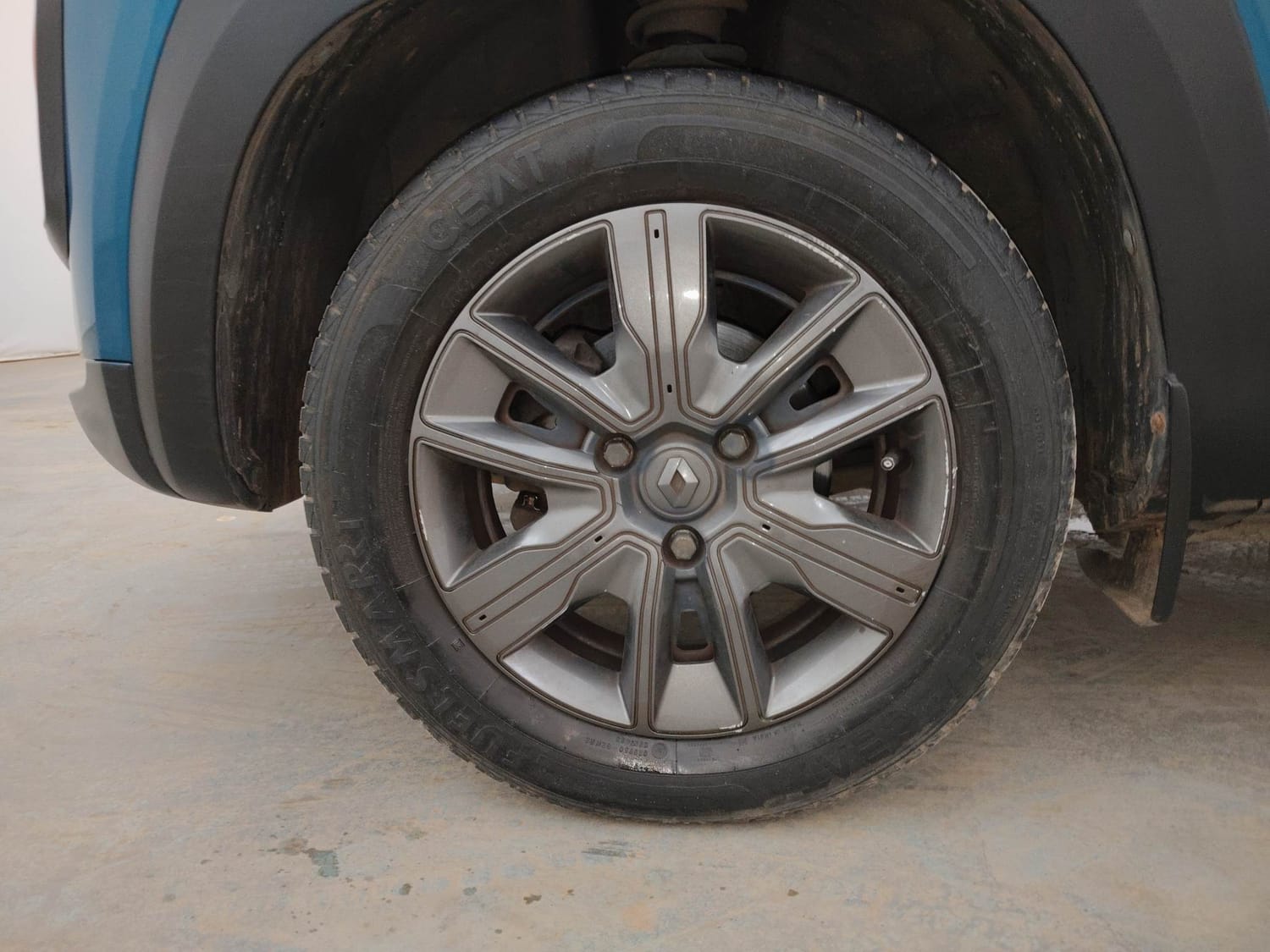 Used 2022 Renault Kwid CLIMBER 1.0 Opt Petrol Manual tyres LEFT FRONT TYRE RIM VIEW