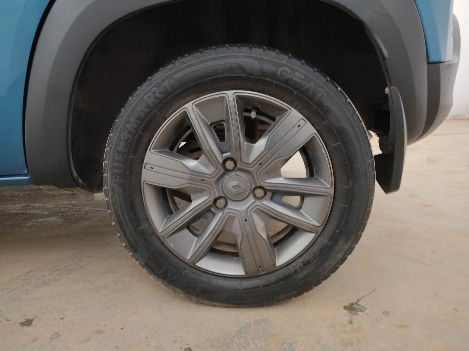 Used 2022 Renault Kwid CLIMBER 1.0 Opt Petrol Manual tyres LEFT REAR TYRE RIM VIEW