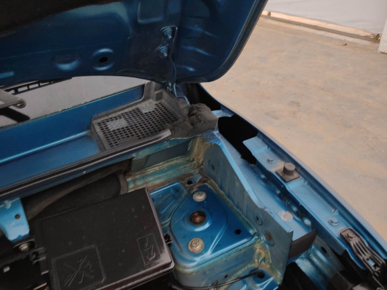 Used 2022 Renault Kwid CLIMBER 1.0 Opt Petrol Manual engine ENGINE LEFT SIDE HINGE & APRON VIEW