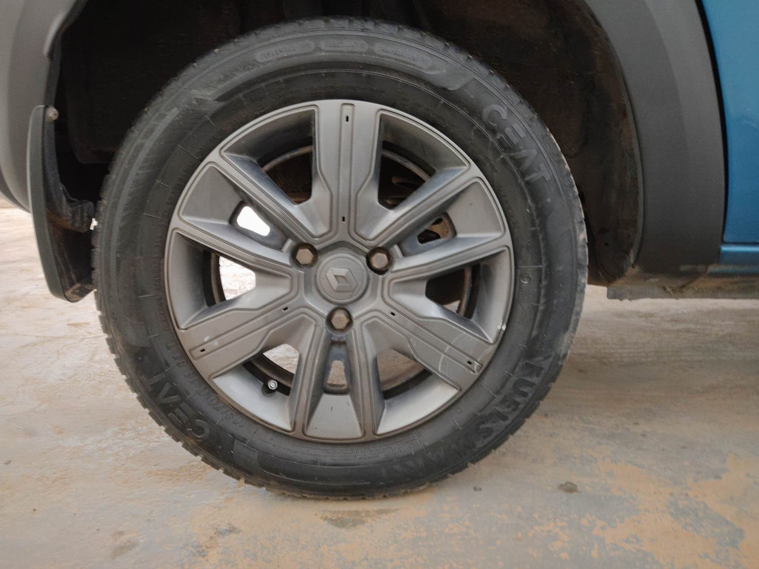 Used 2022 Renault Kwid CLIMBER 1.0 Opt Petrol Manual tyres RIGHT REAR TYRE RIM VIEW