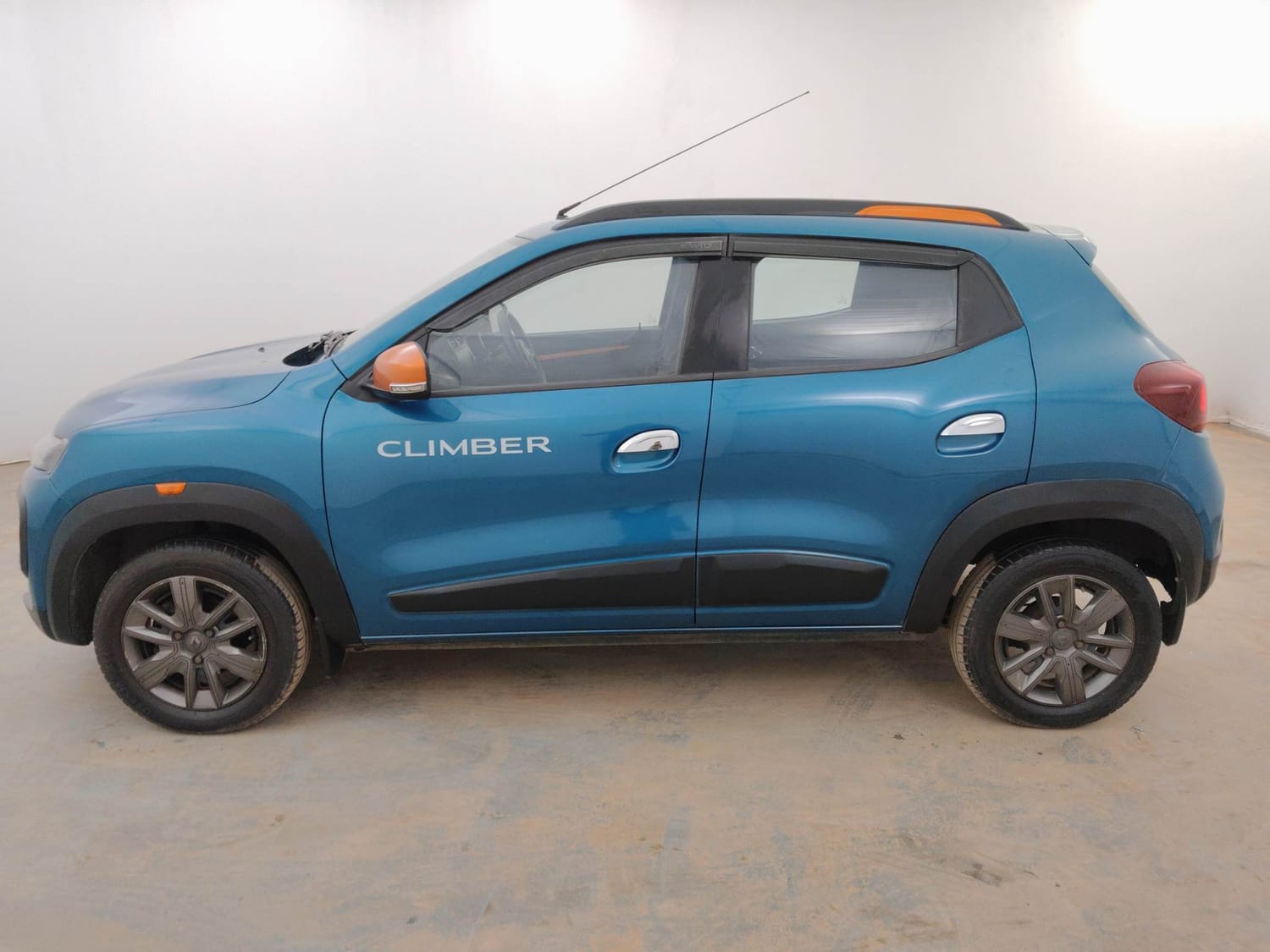 Used 2022 Renault Kwid CLIMBER 1.0 Opt Petrol Manual exterior LEFT SIDE VIEW