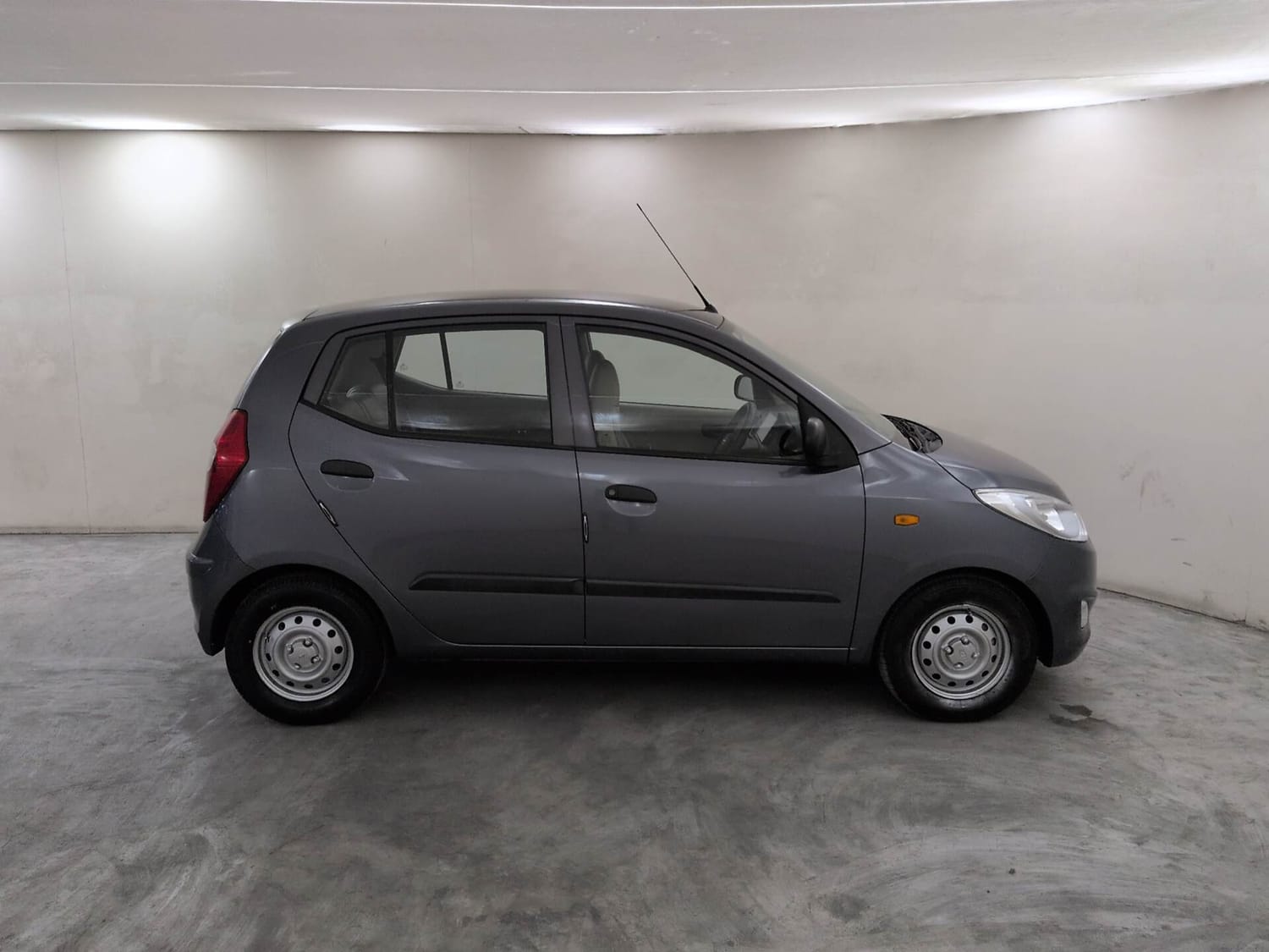 Used 2016 Hyundai i10 Magna 1.1 iRDE2 Petrol Manual exterior RIGHT SIDE VIEW