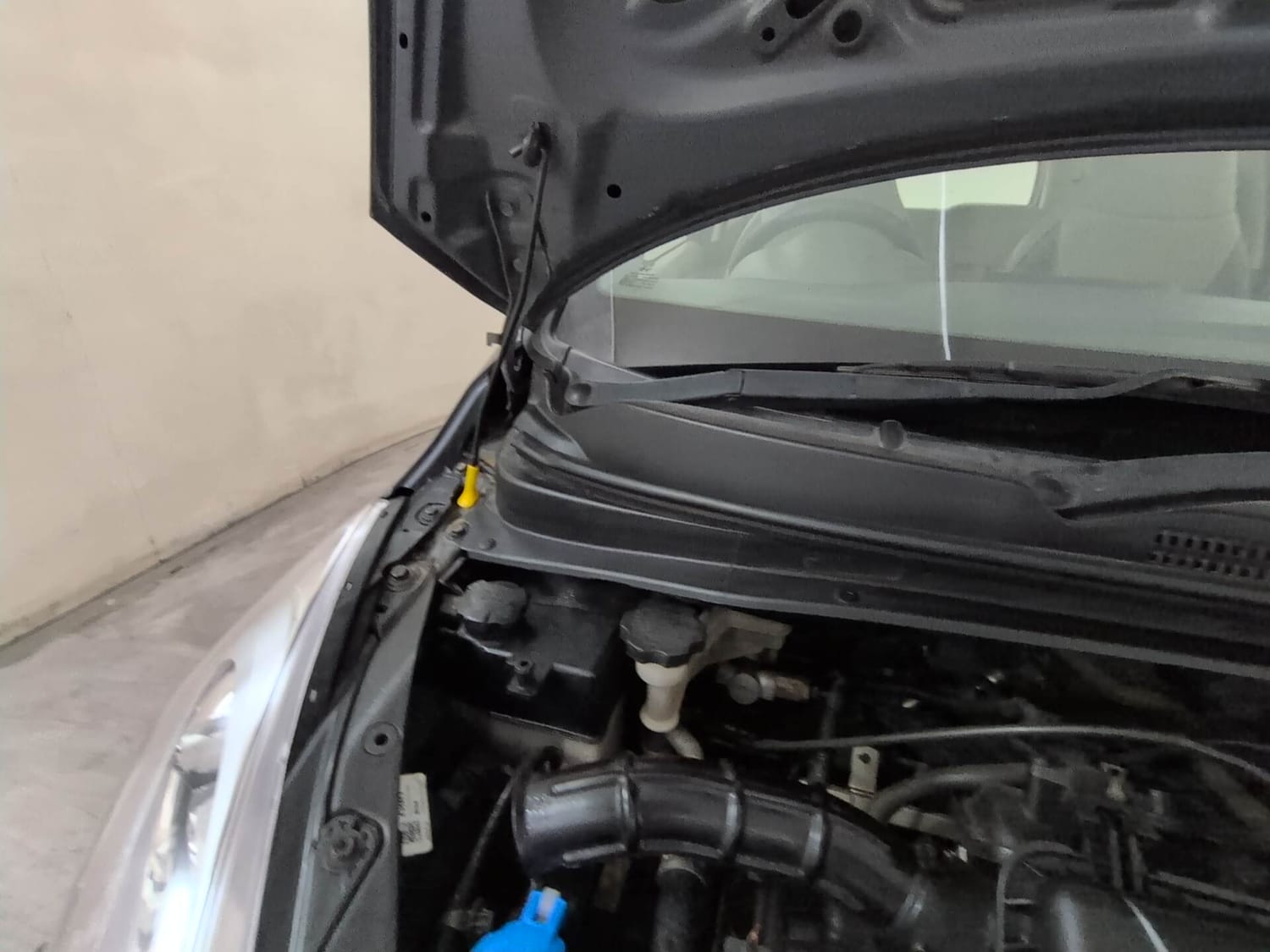 Used 2016 Hyundai i10 Magna 1.1 iRDE2 Petrol Manual engine ENGINE RIGHT SIDE HINGE & APRON VIEW