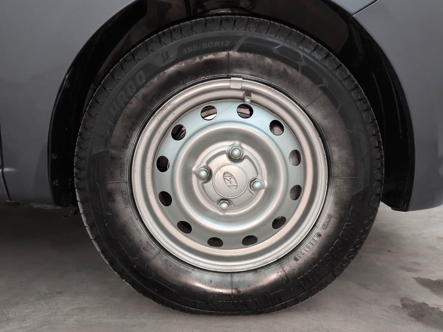 Used 2016 Hyundai i10 Magna 1.1 iRDE2 Petrol Manual tyres RIGHT FRONT TYRE RIM VIEW