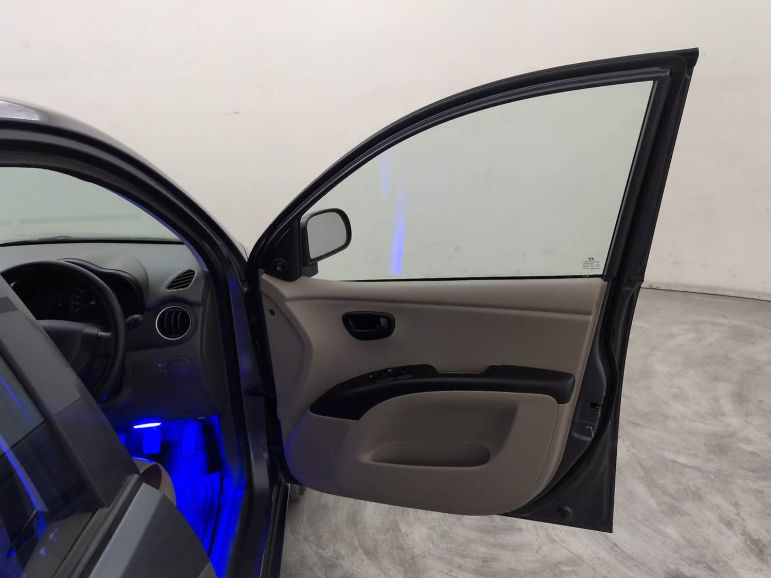 Used 2016 Hyundai i10 Magna 1.1 iRDE2 Petrol Manual interior RIGHT FRONT DOOR OPEN VIEW