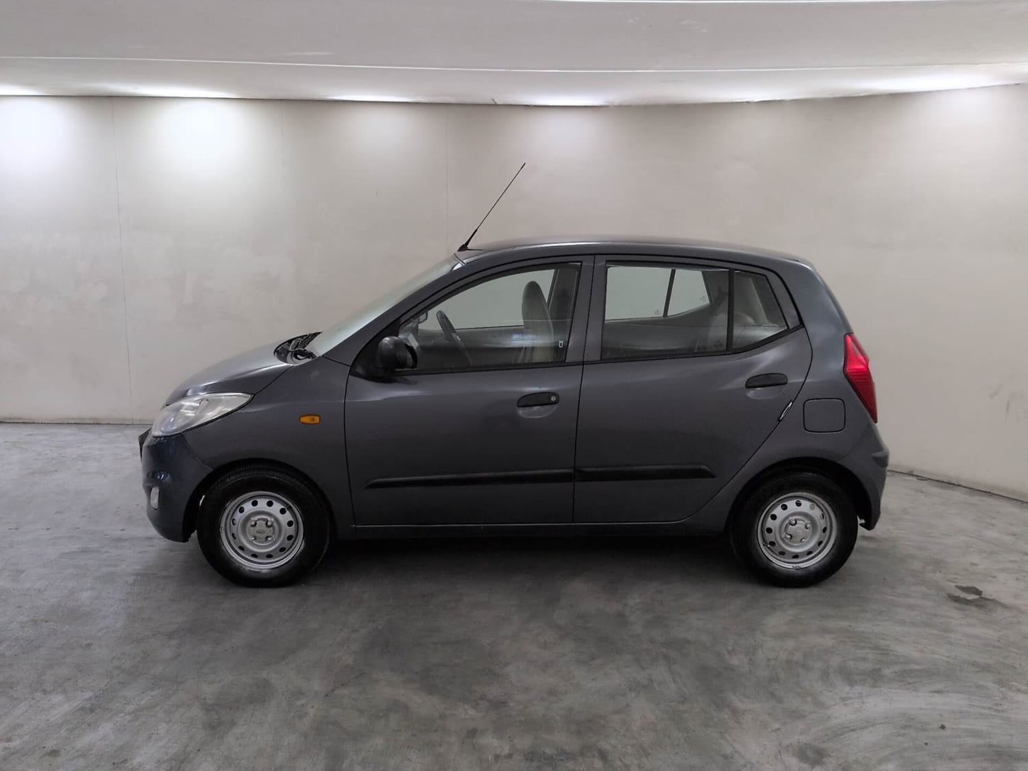 Used 2016 Hyundai i10 Magna 1.1 iRDE2 Petrol Manual exterior LEFT SIDE VIEW