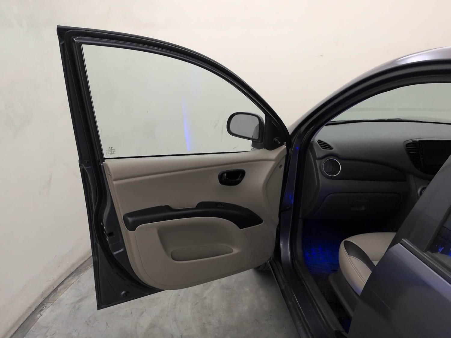 Used 2016 Hyundai i10 Magna 1.1 iRDE2 Petrol Manual interior LEFT FRONT DOOR OPEN VIEW