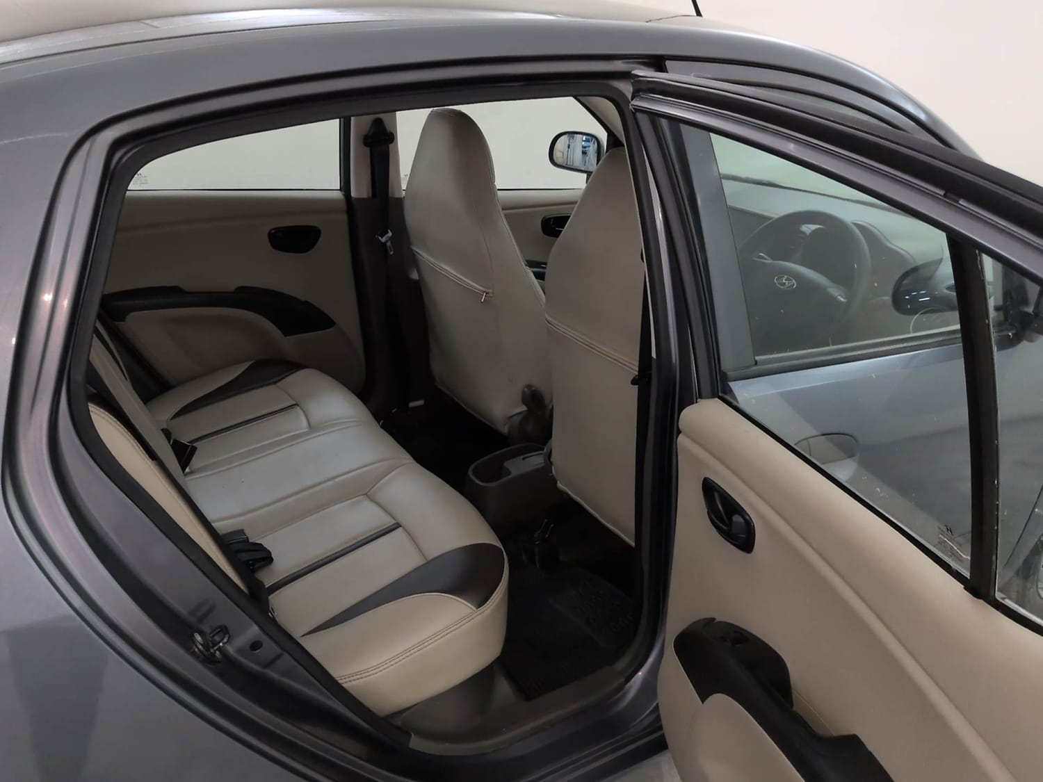 Used 2016 Hyundai i10 Magna 1.1 iRDE2 Petrol Manual interior RIGHT SIDE REAR DOOR CABIN VIEW