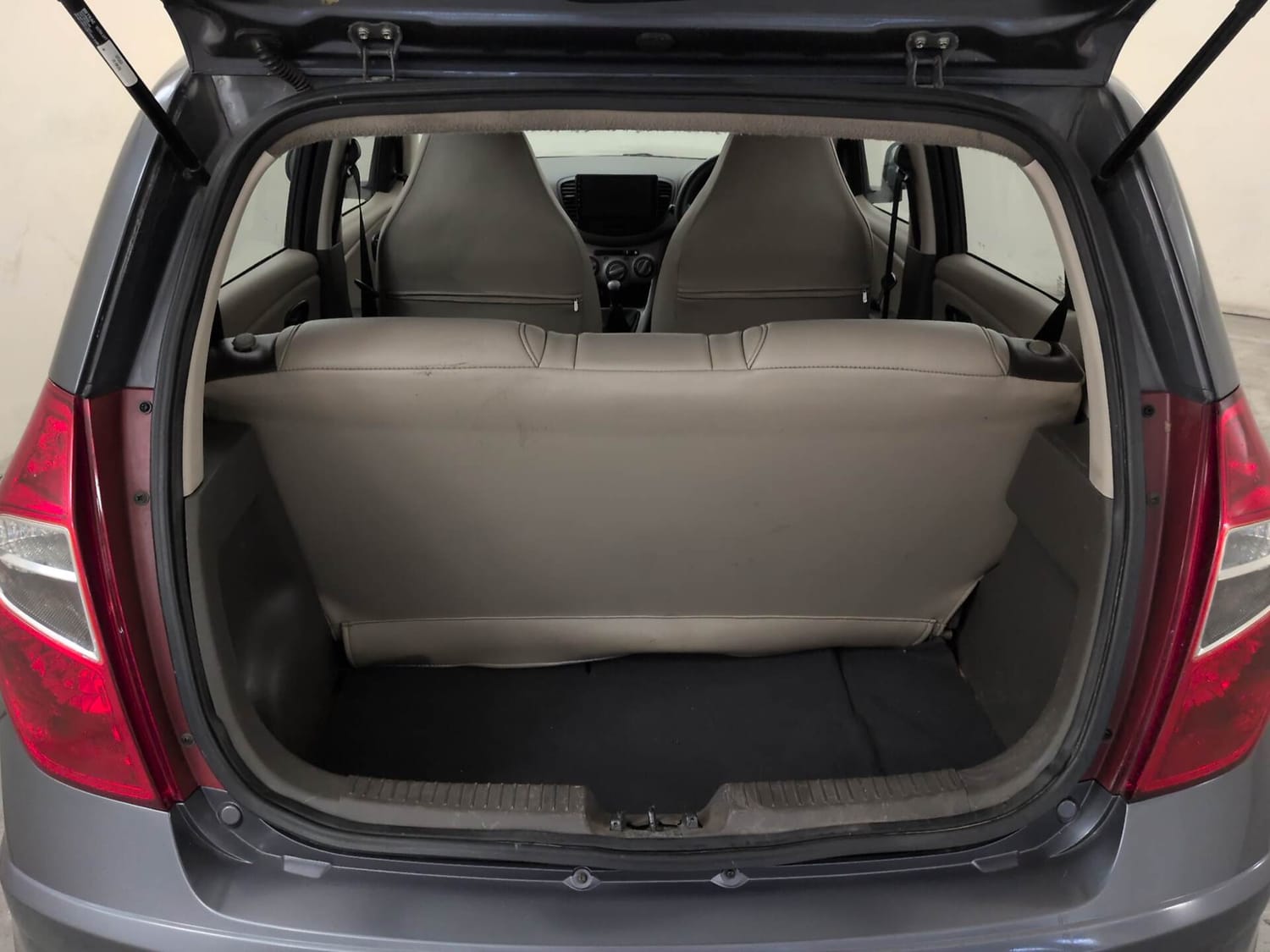 Used 2016 Hyundai i10 Magna 1.1 iRDE2 Petrol Manual interior DICKY INSIDE VIEW