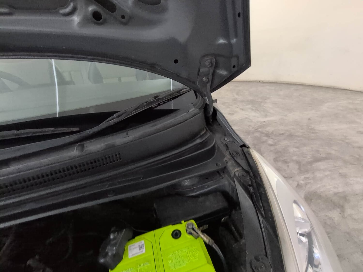 Used 2016 Hyundai i10 Magna 1.1 iRDE2 Petrol Manual engine ENGINE LEFT SIDE HINGE & APRON VIEW