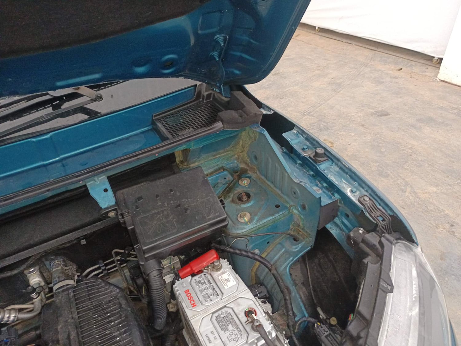 Used 2023 Renault Kwid RXL (O) 1.0 Petrol Manual engine ENGINE LEFT SIDE HINGE & APRON VIEW
