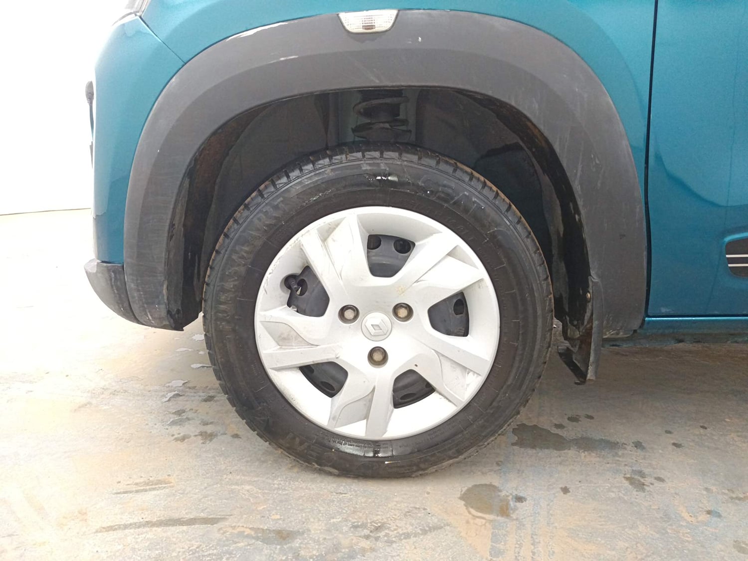 Used 2023 Renault Kwid RXL (O) 1.0 Petrol Manual tyres LEFT FRONT TYRE RIM VIEW
